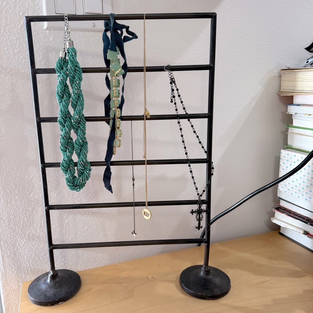 GUC Necklace Holder